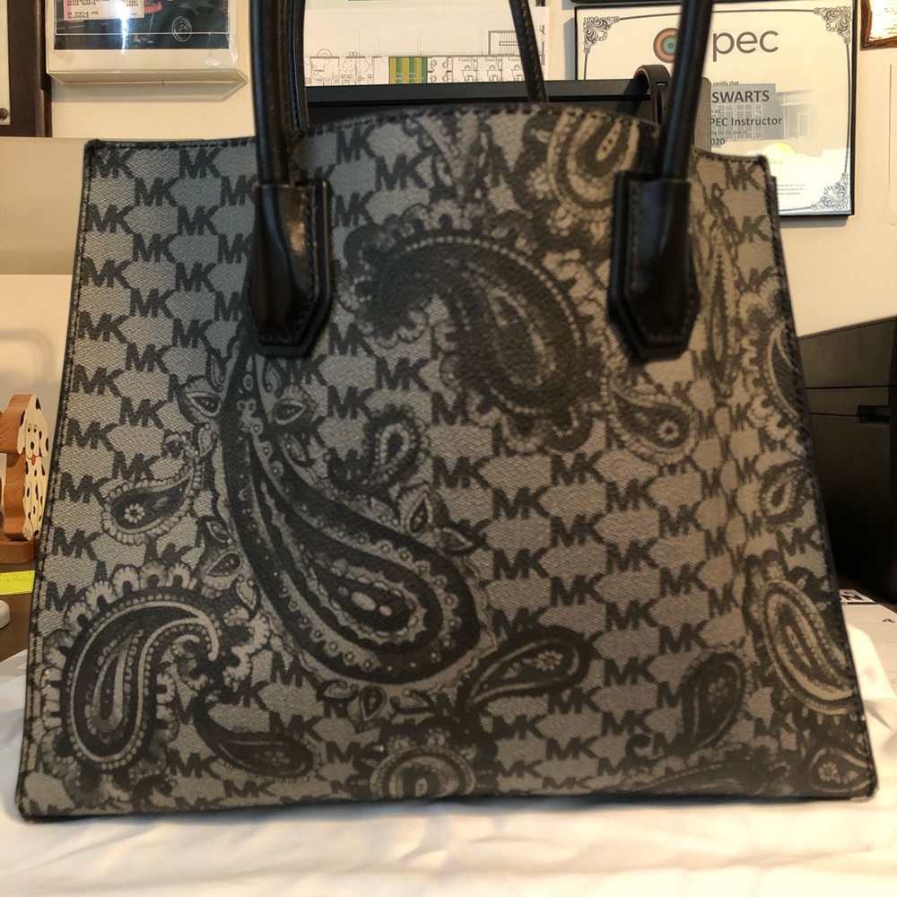 Michael Kors purse w/bag. Very good condition